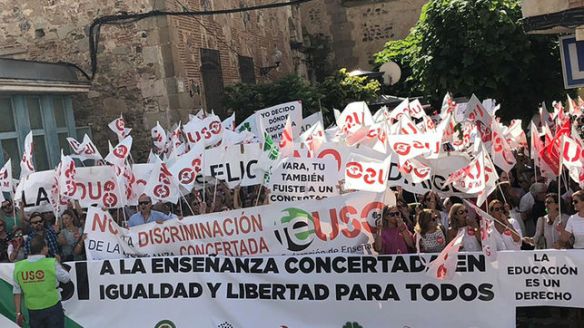 Ensenanza-concertada-manifestacion-Merida_EDIIMA20180911_0930_4
